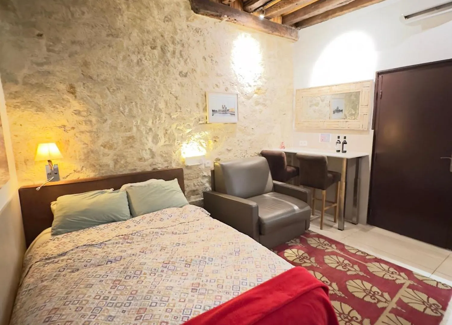 Charles V Flat Ground Floor Apartment Paris